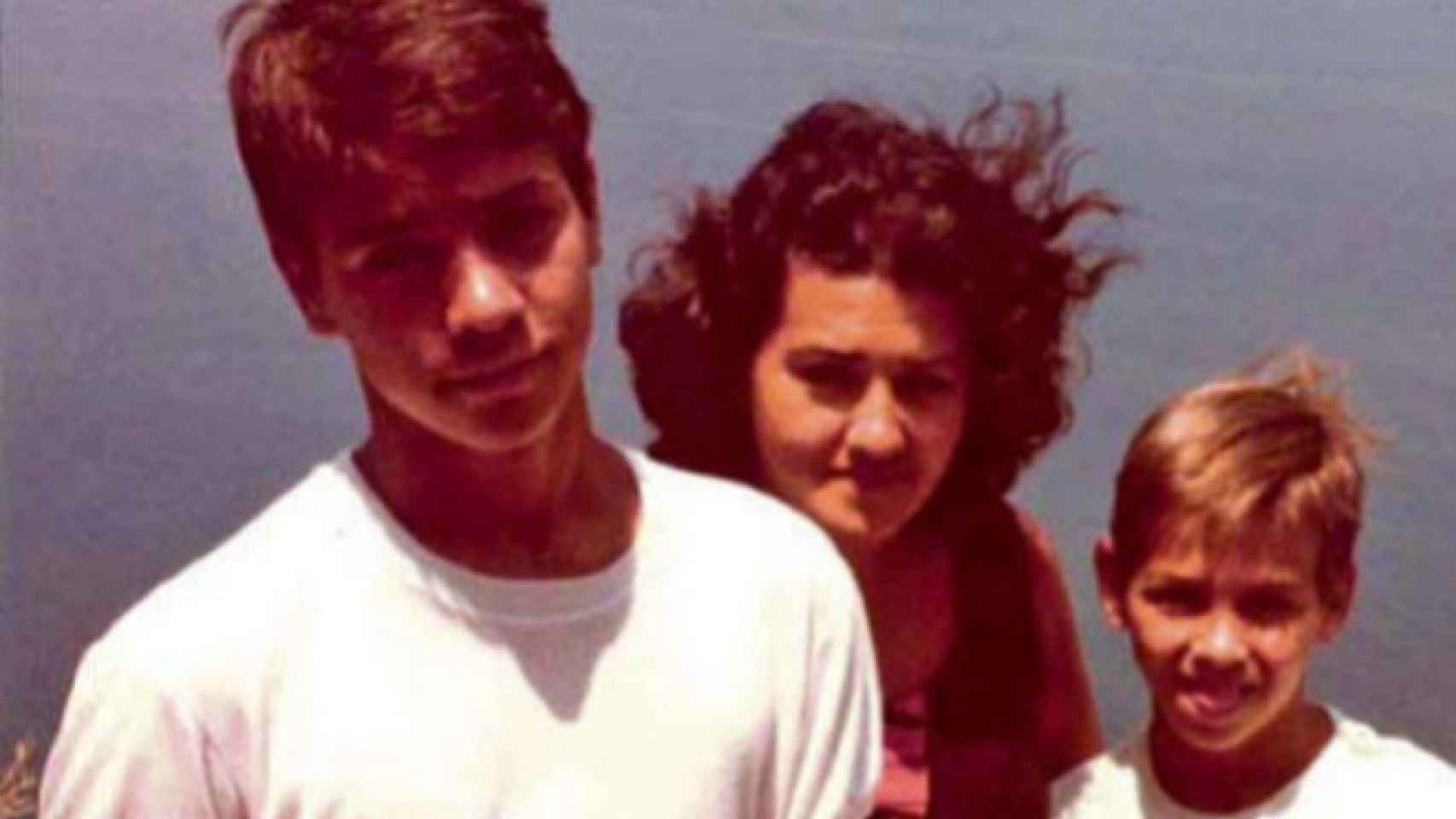 Pedro Sánchez (iqda), su madre (centro) y su hermano David (dcha) en Mallorca en 1983