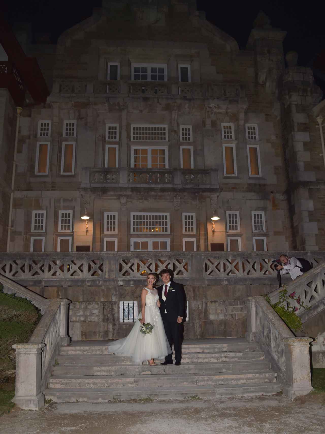 Marta Hazas y Javier Veiga posan en las escalinatas del palacio de la Magdalena tras el enlace