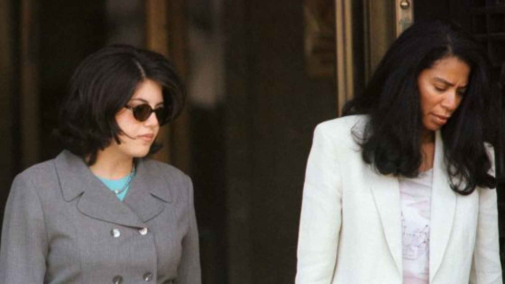 Mónica Lewinsky (izqda) y Judy Smith (la auténtica Olivia Pop) saliendo del juzgado