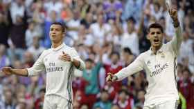 Ronaldo y Morata protestan un lance.
