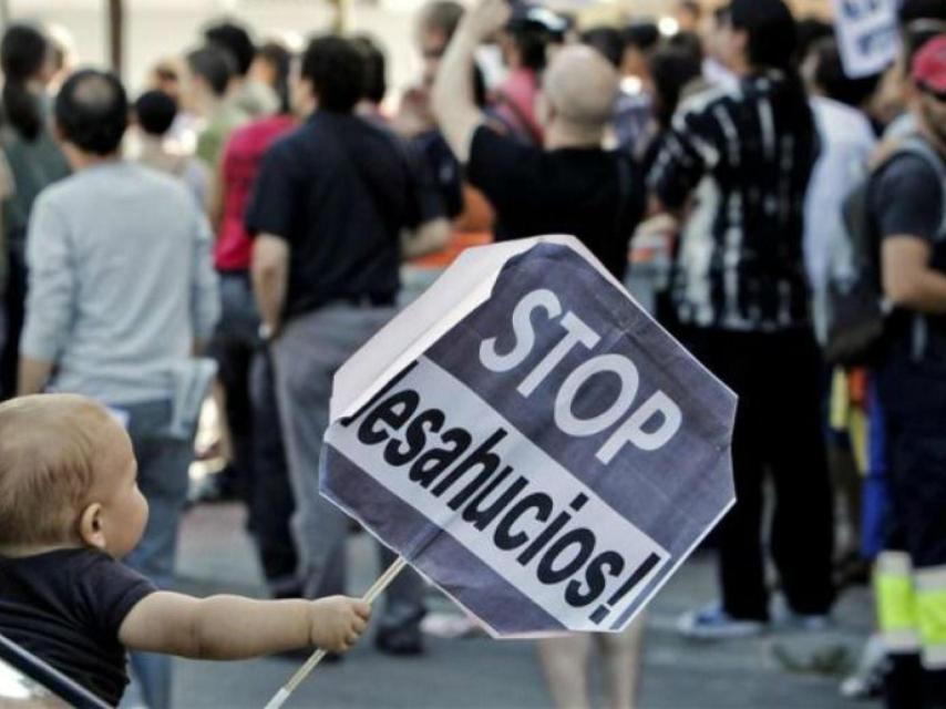 Un bebé en una manifestación contra los desahucios.