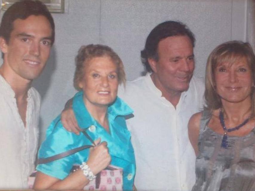 Pilar Eyre (dcha.) con su hermana Olga, su hijo, Ferri, y Julio Iglesias.