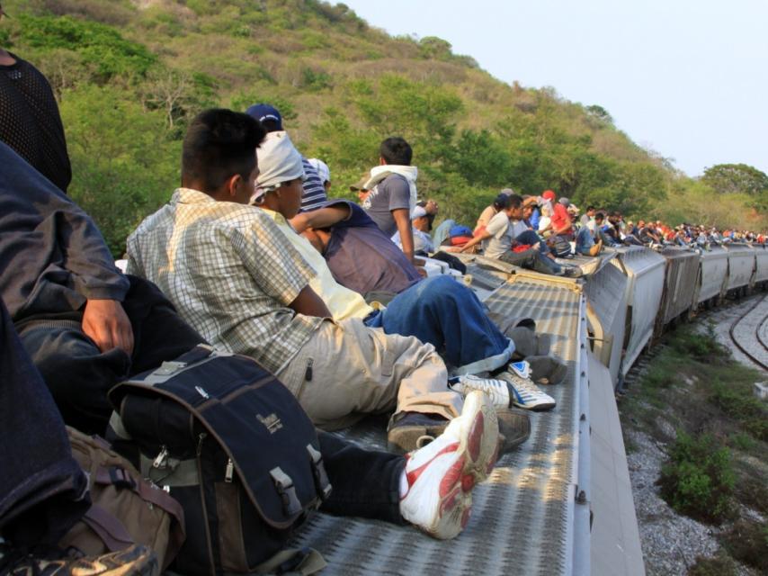 Migrantes subidos a La bestia, el tren que atraviesa la frontera entre México y EEUU.