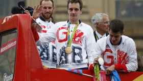 Alistair Brownlee, junto a Jonathan, celebrando sus bronce y plata, respectivamente.