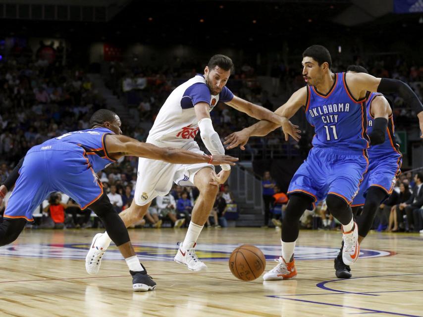 Rudy Fernández intenta llevarse el balón ante los Thunder.