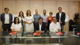 Los miembros de la Comisión Gestora del PSOE, este lunes en su primera reunión.
