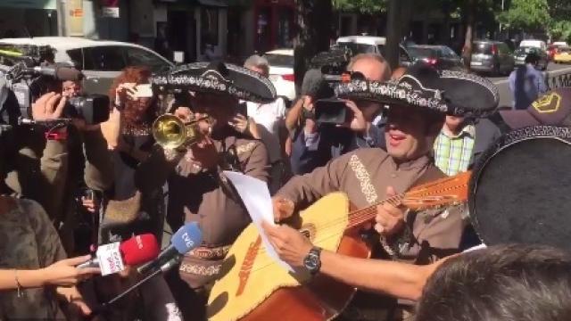 Los mariachis enviados por Forocoches, ante la sede del PSOE en Ferraz.