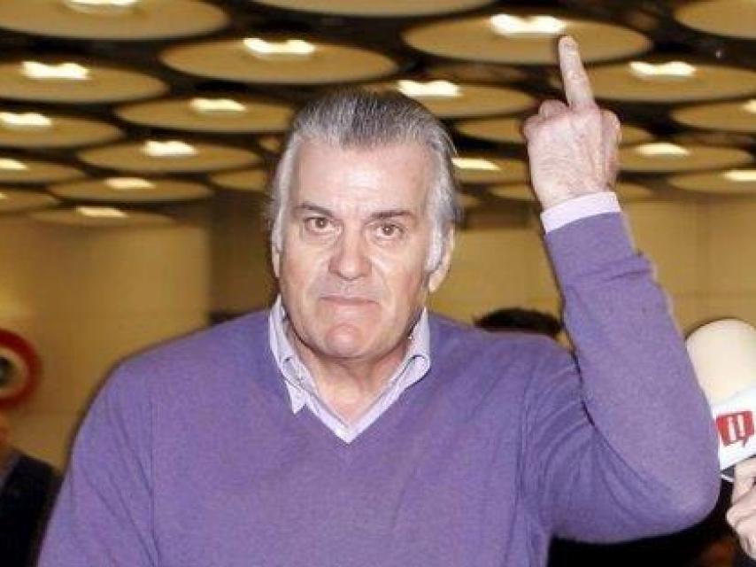 Luis Bárcenas realiza un corte de mangas a su llegada al aeropuerto de Barajas en 2013.