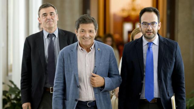 Javier Fernández y Antonio Hernando, en el Congreso.