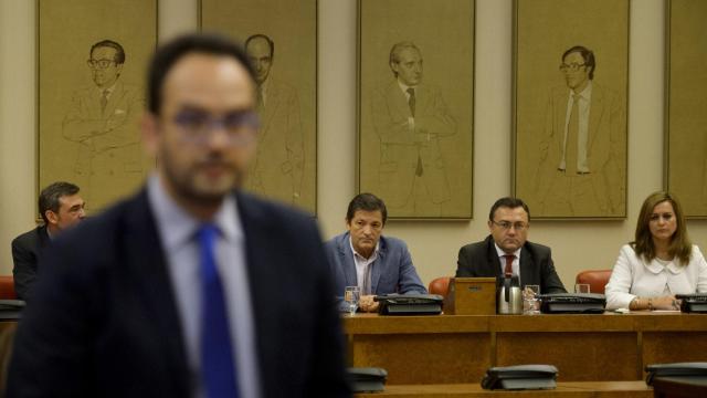 Antonio Hernando, con la gestora del PSOE detrás.