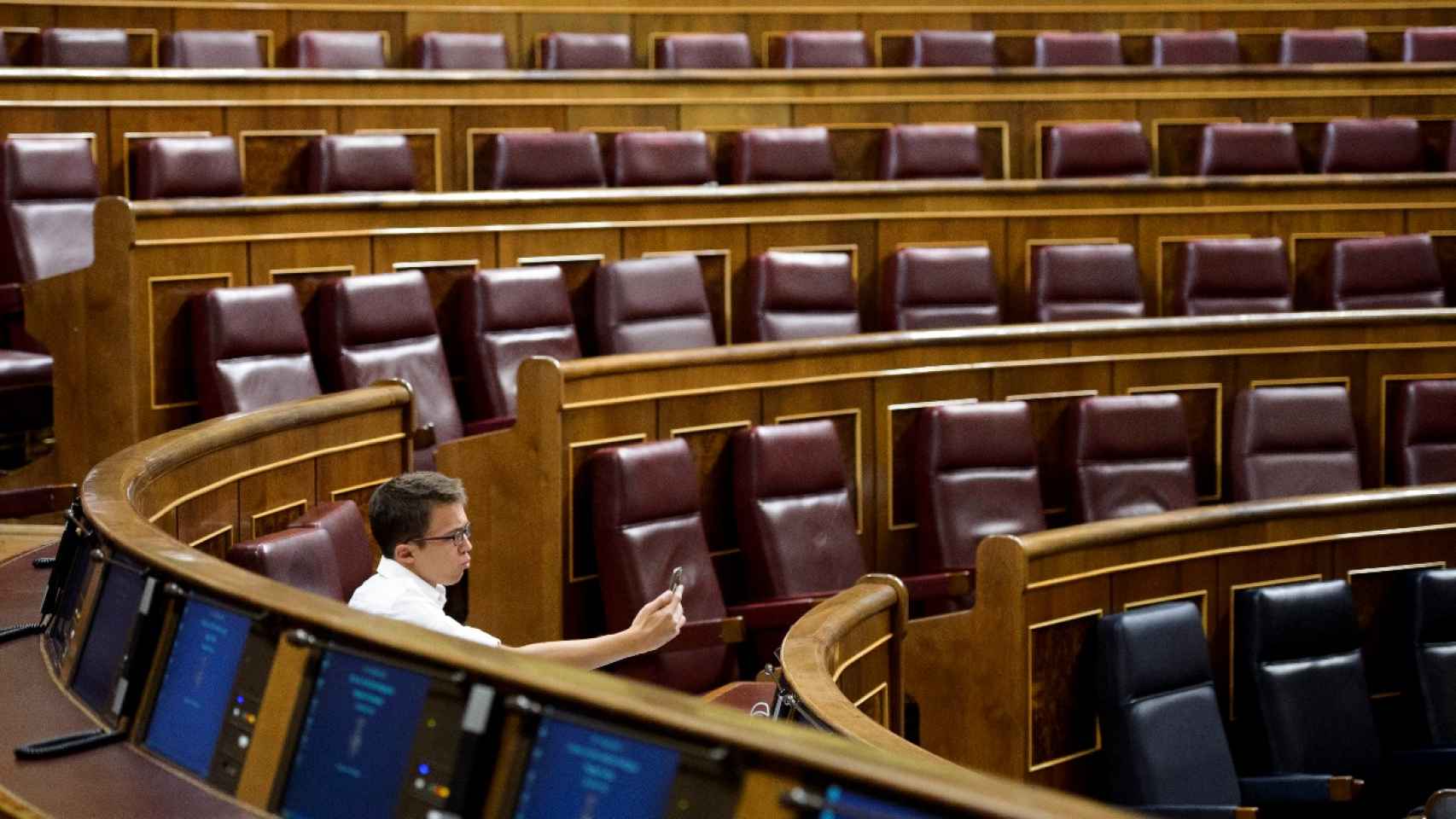 Íñigo Errejón posa para su móvil en su escaño del Congreso de los Diputados.