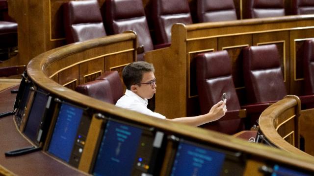 Iñigo Errejón posa delante de su móvil con lo que parece una insinuante expresión.