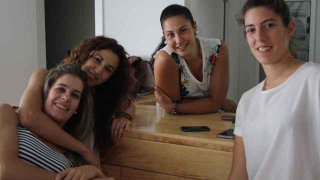 Carmen, Alba, Yohana y Nena en el bar donde trabaja esta última.
