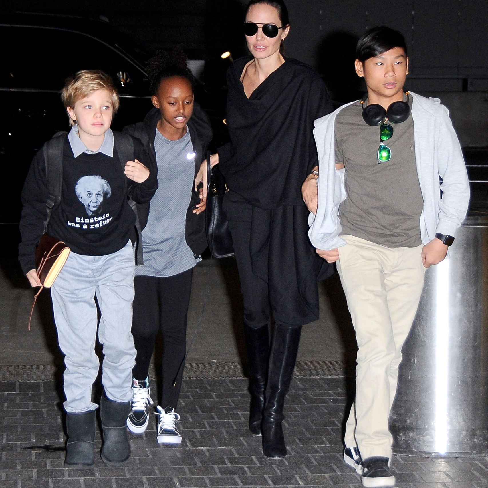 Angelina Jolie con tres de sus seis hijos