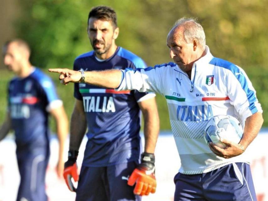 Giampiero Ventura, técnico de Italia, da instrucciones.