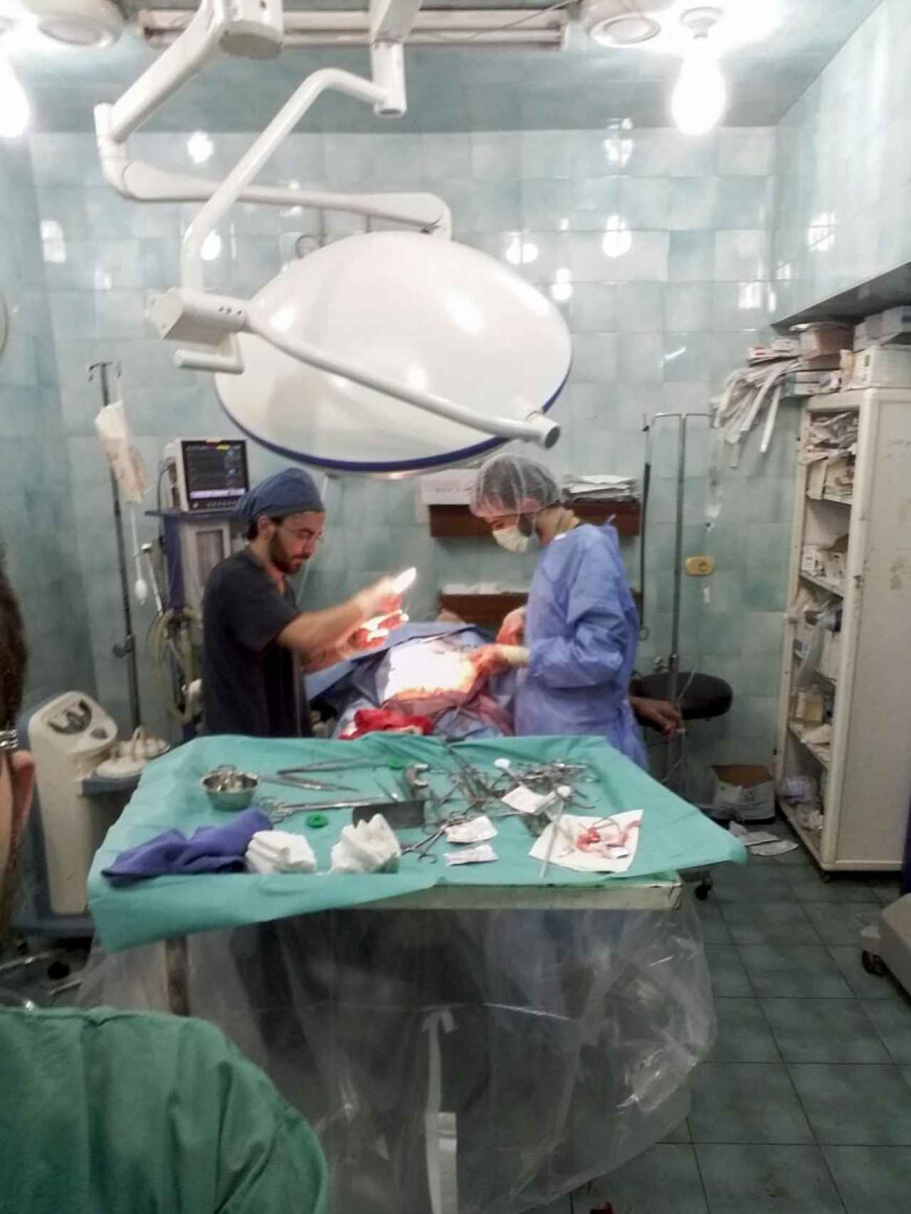 Abu Khalid, durante una intervención quirúrgica en un hospital del este de Alepo.