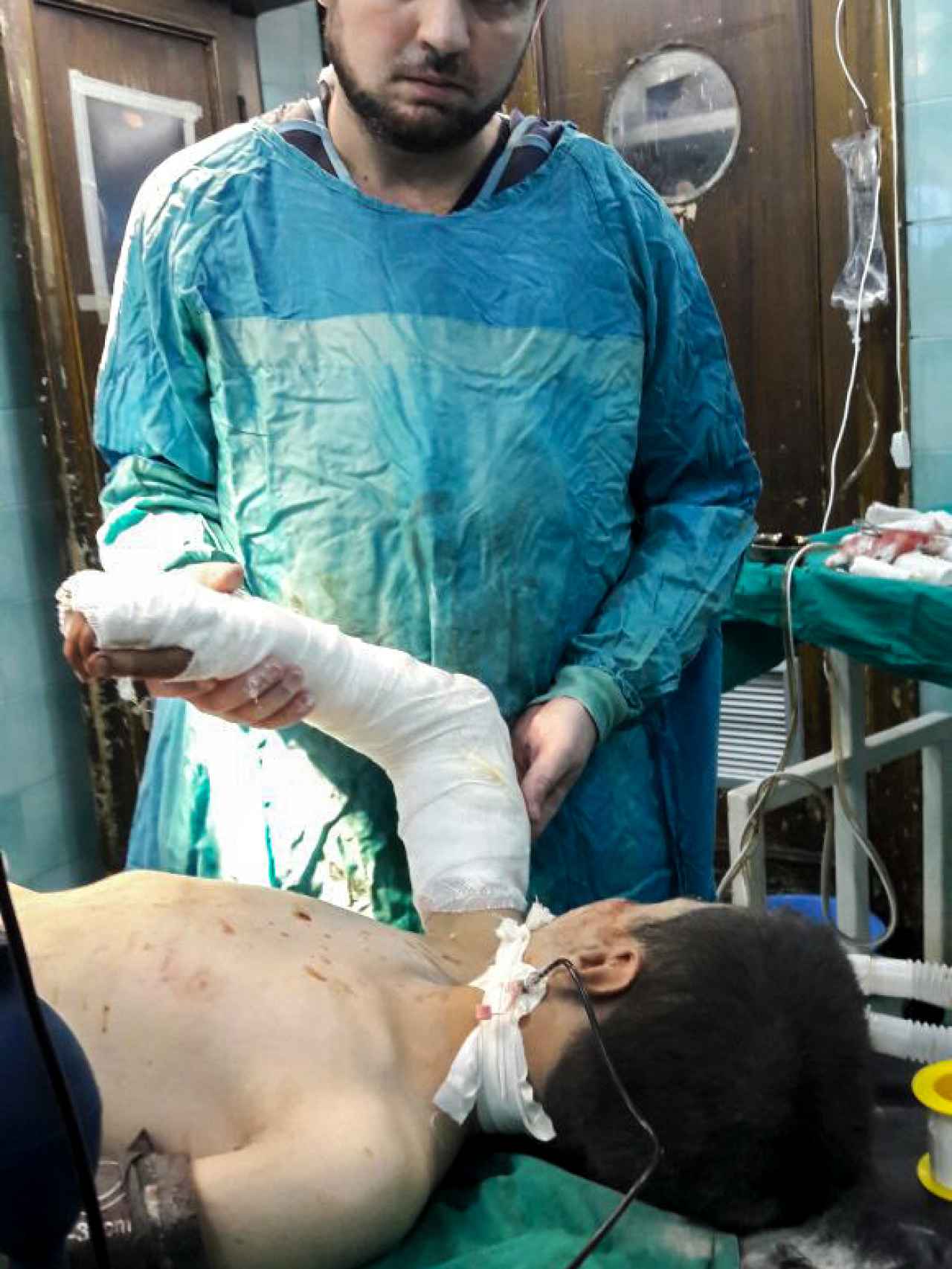 Abu Khalid, atendiendo a un herido en un hospital del este de Alepo (Siria).