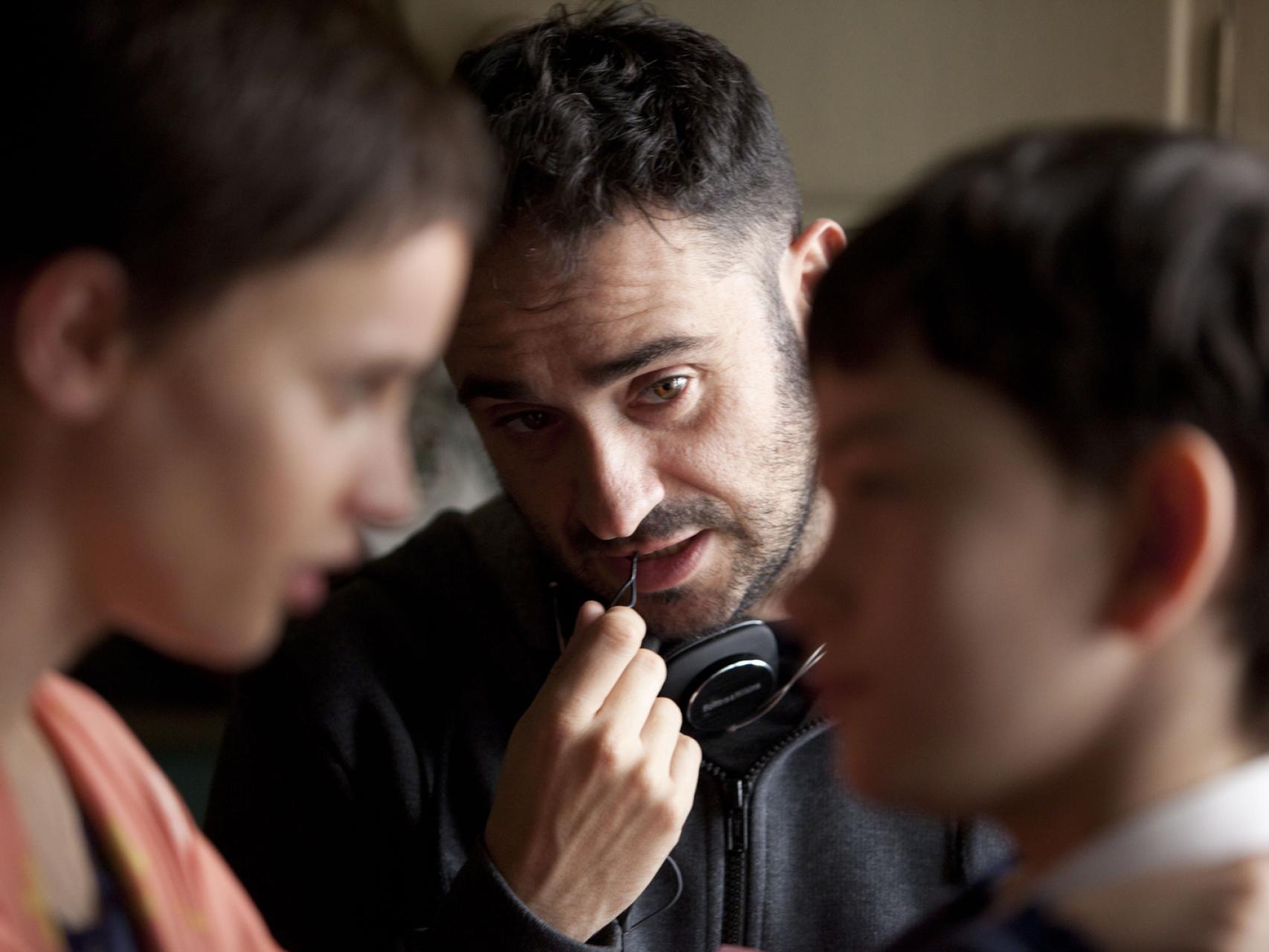 Felicity Jones, Juan Antonio Bayona y Lewis MacDougall en el rodaje de Un monstruo viene a verme.