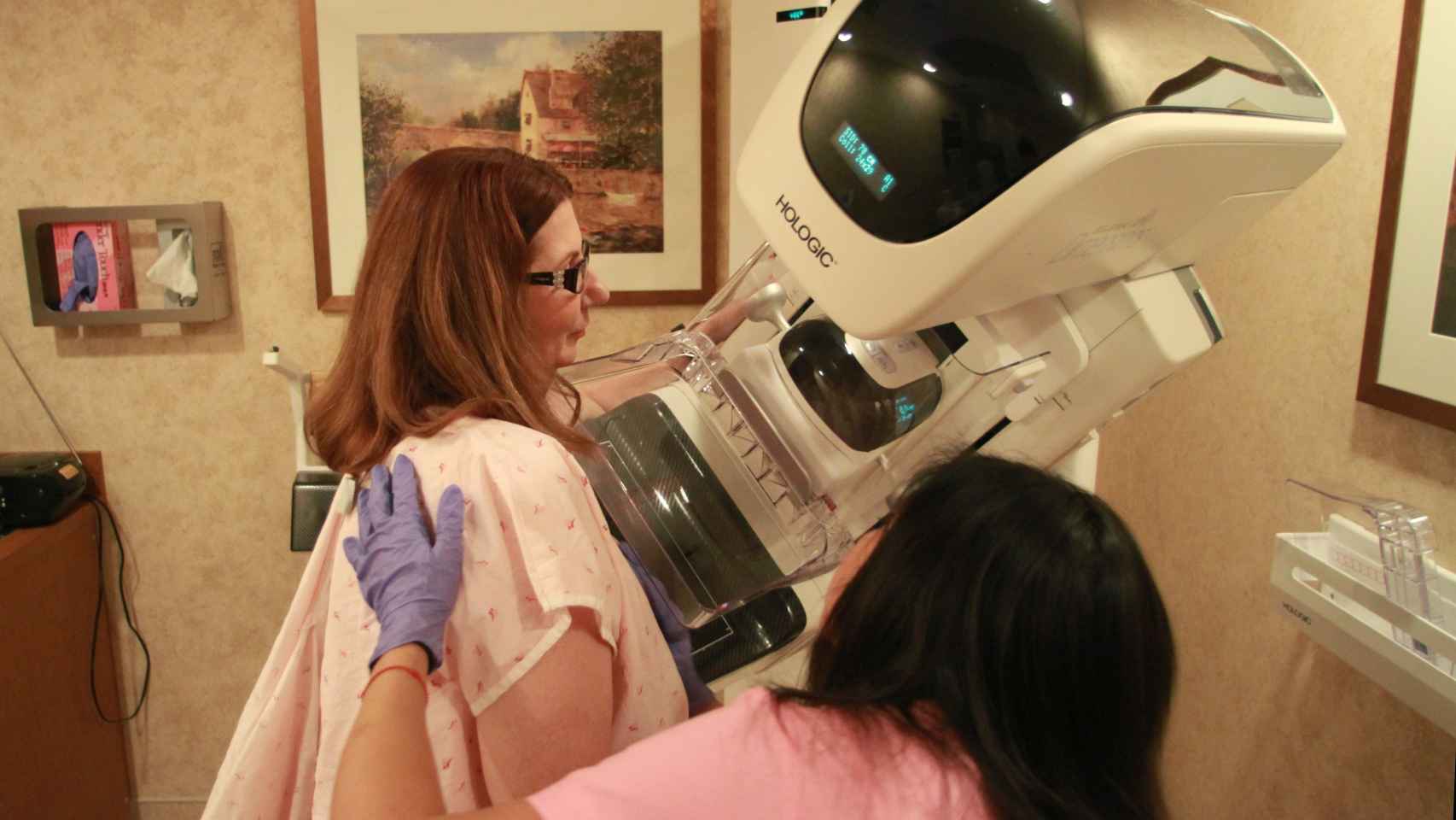Los ginecólogos planean recomendar mamografías a partir de los 35 años.