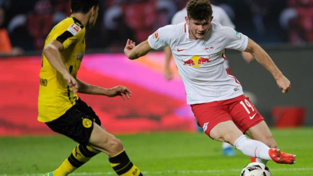 Oliver Burke, durante un partido ante el Borussia Dortmund.