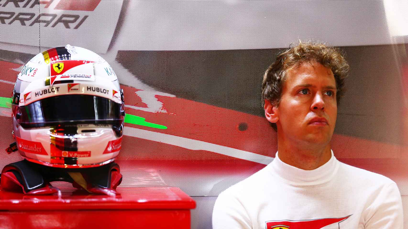 Vetell, piloto de Ferrari, con su casco a la izquierda.