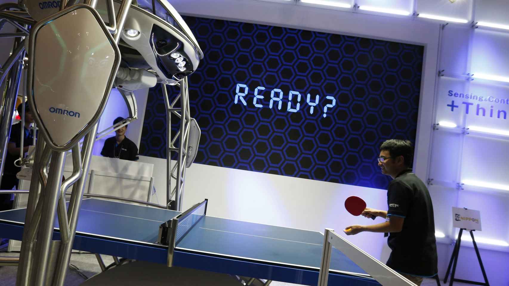 El FORPHEUS, el primer robot instructor de ping pong del mundo.