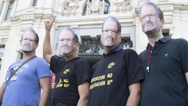 Policías se manifiestan con la careta del responsable de Seguridad, Barbero.