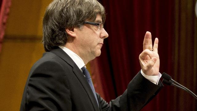 El presidente de la Generalitat, Carles Puigdemont, durante el pleno del Parlament.