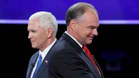 Tim Kaine (en primer plano) y Mike Pence, durante el debate entre aspirantes a vicepresidentes.