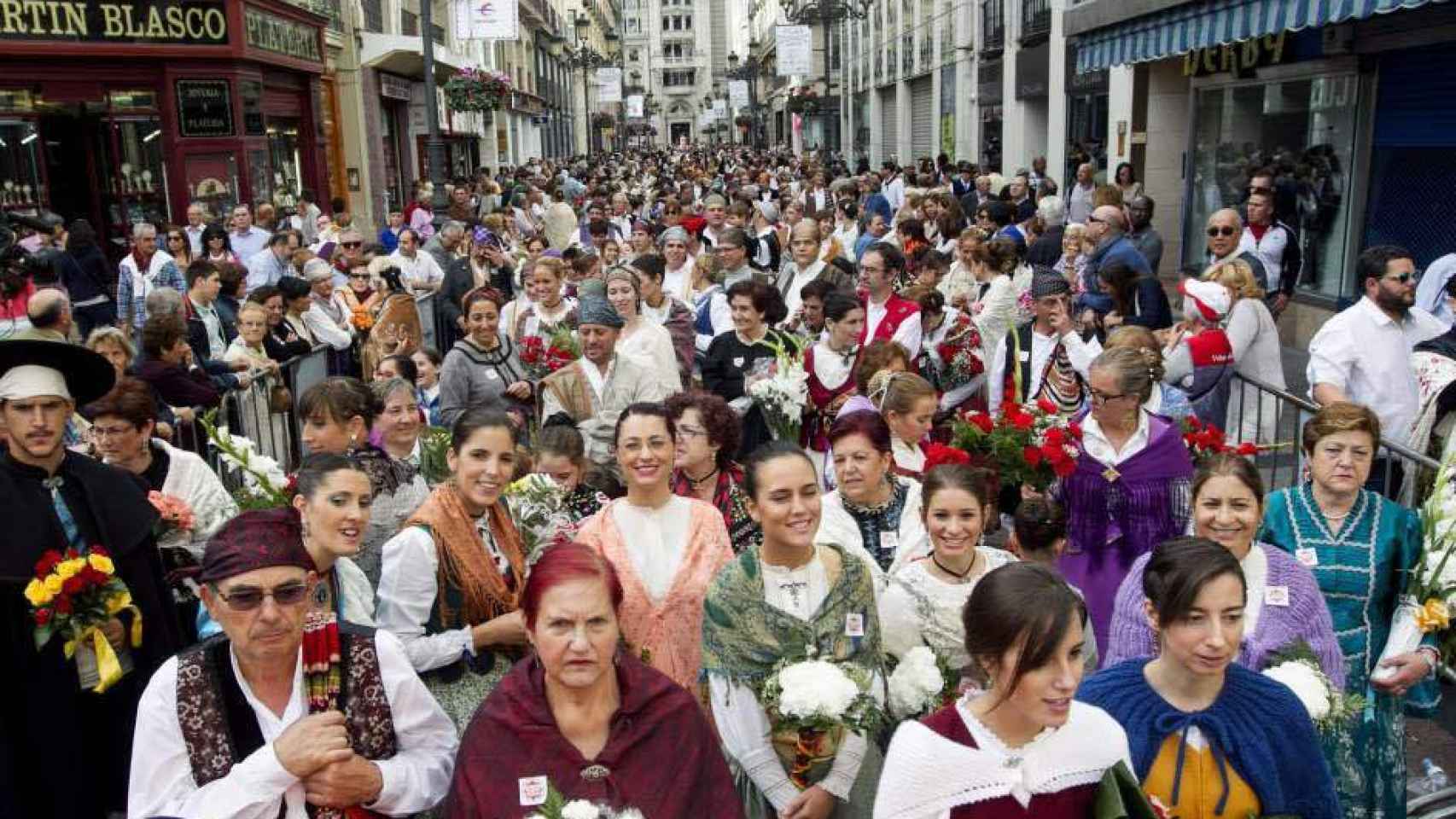 Miles de personas participan de la tradicional Ofrenda a la Virgen del Pilar