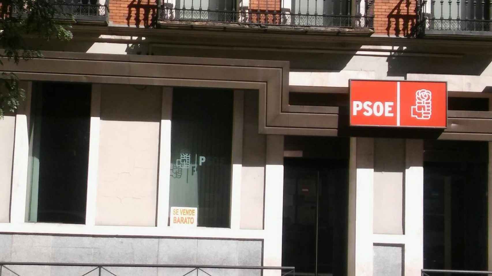 Aparece un cartel de se vende barato en la sede del PSOE