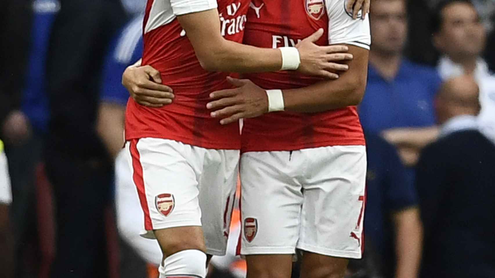 Özil y Alexis Sánchez celebran un gol.