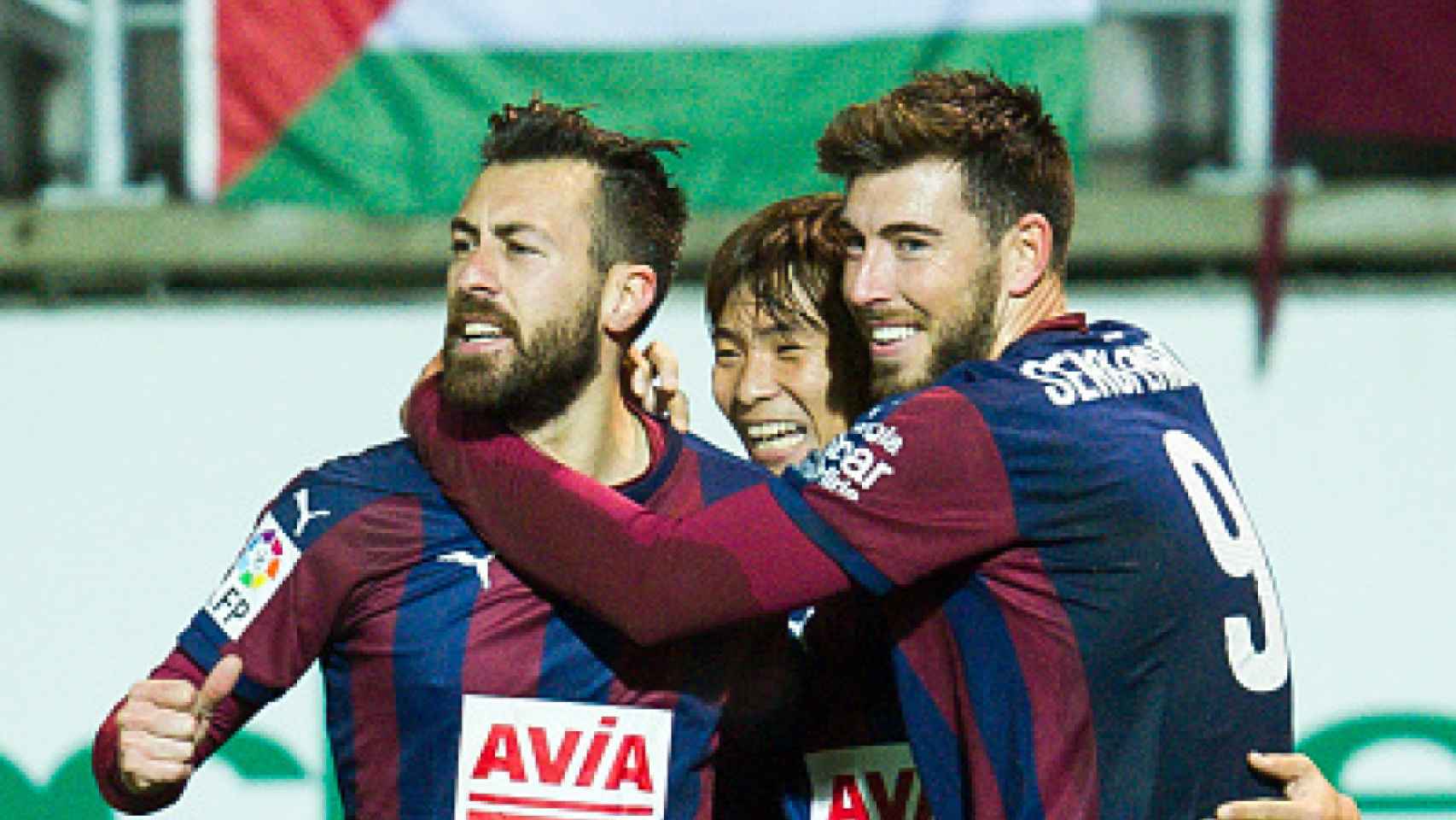 Sergio Enrich (derecha) y Antonio Luna (izquierda) celebran un gol del Eibar.