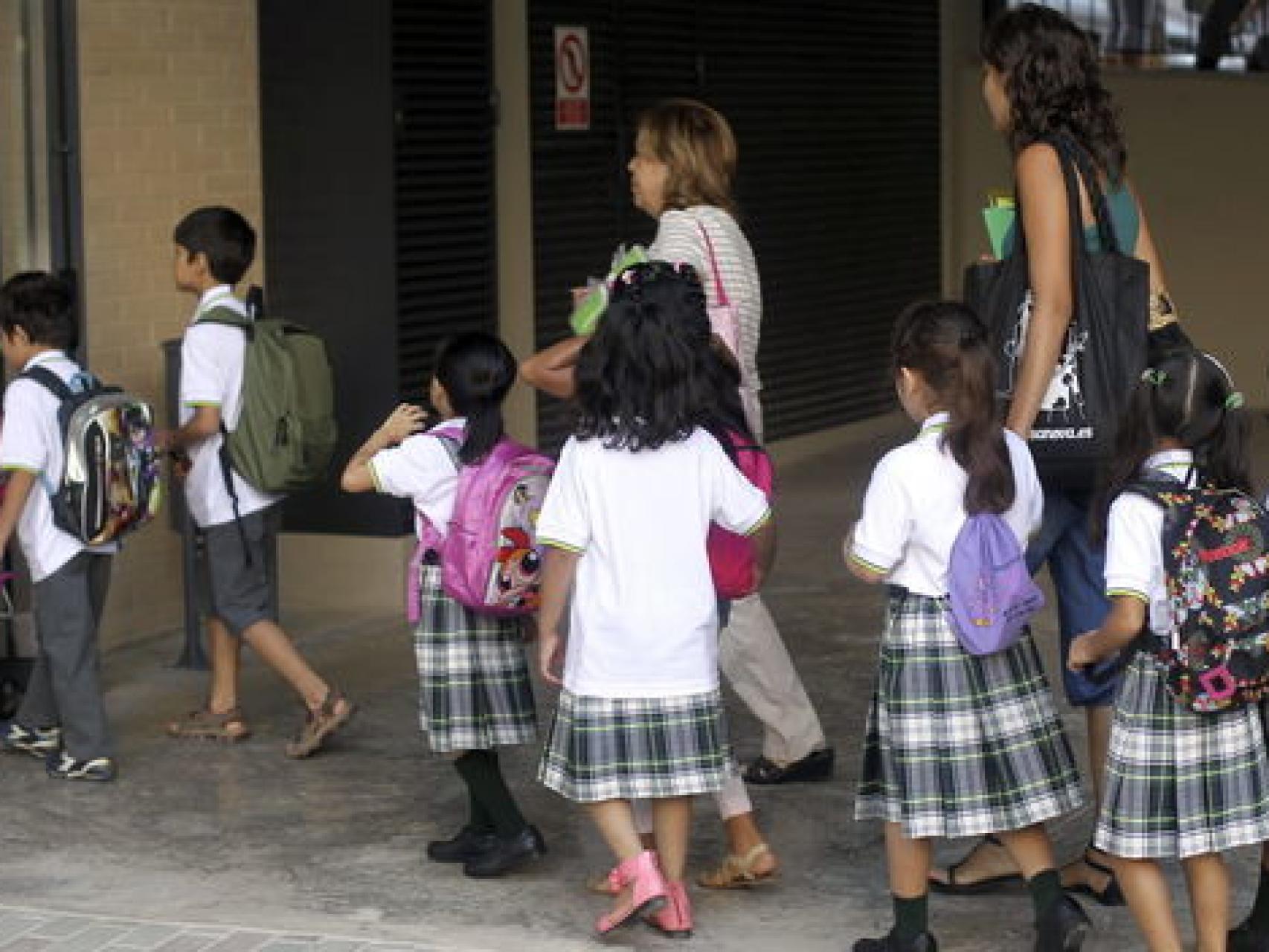 Asociaciones feministas piden eliminar las faldas de los uniformes escolares