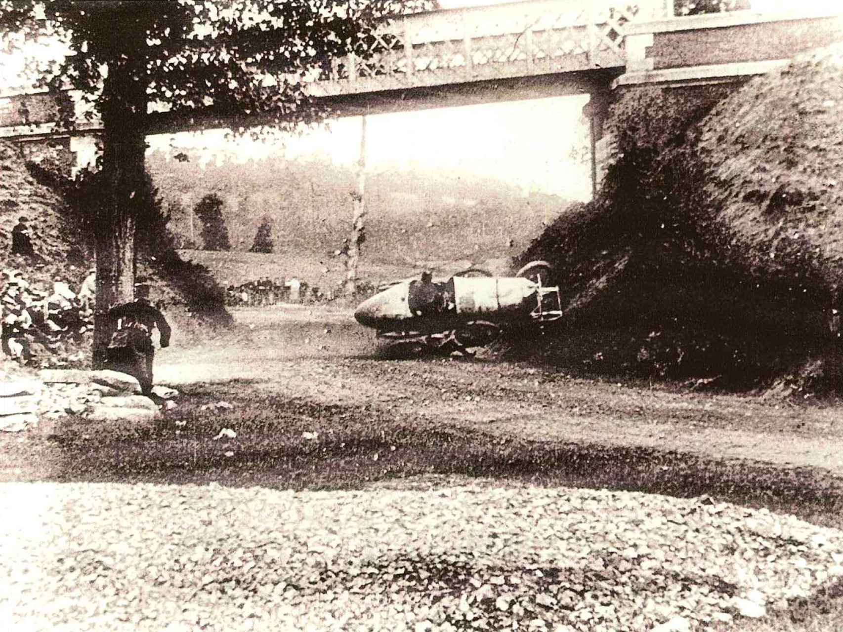Uno de los muchos accidentes registrados en la París-Madrid de 1903.