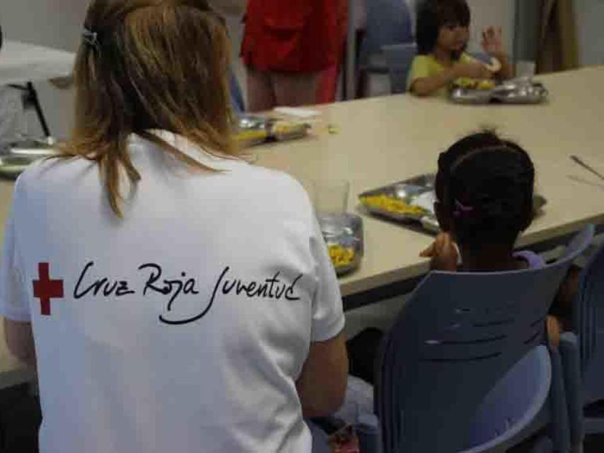 Varios niños en un comedor de la organización.