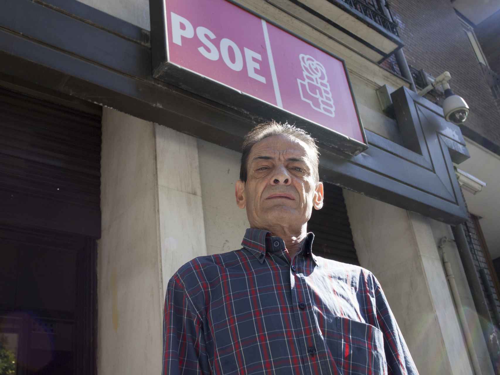 Ramón Aparicio, junto a la sede del PSOE, que está enfrente de su bar, el Gaona.