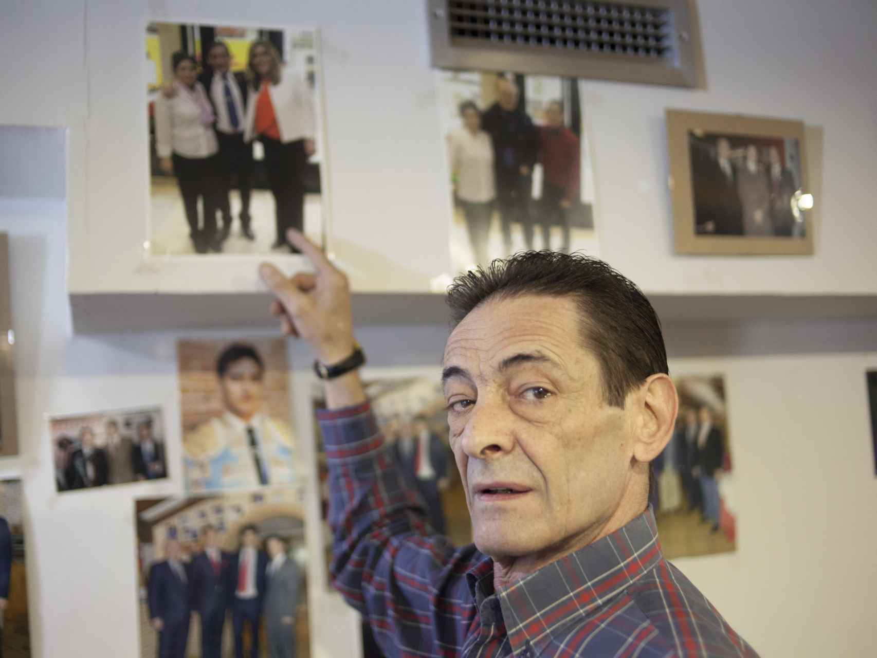 Ramón Aparicio señalando su foto con Susana Diaz, colgada en la pared de la taberna.