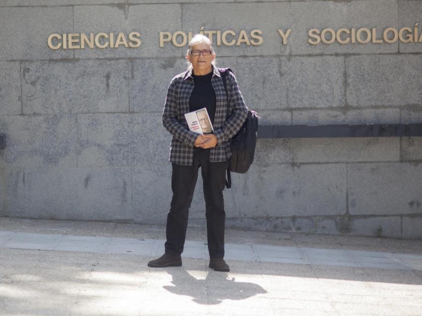 El profesor posa con su último libro, 'La república catalana'.