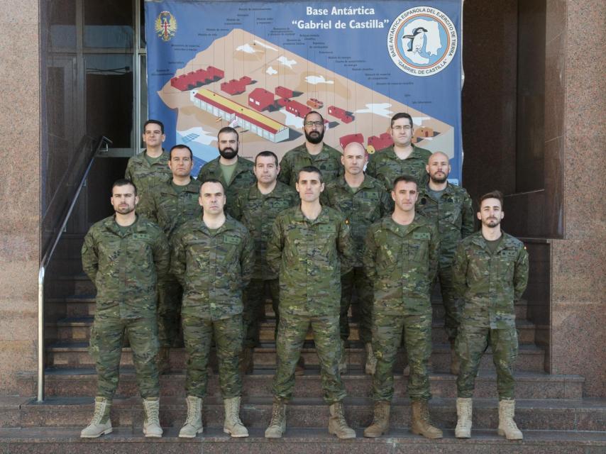 El comandante Daniel Vélez, en primera línea y en el centro de la imagen, acompañado del resto del equipo: cpt. Juan Ramos, tte. Juan Carlos S. de Lucas, tte. Francisco Peñato, sgto. Pedro Portillo, cpt. Manuel Montes, bgda. Fernando Suárez, sgto. 1º Francisco Javier Jiménez, sgto. Javier Mosteiro, subt. Luis Miguel Lavilla, bgda. David Salvador, cabo 1º Alejandro Andrés Garrido y cabo 1º Sergio Hermosel.