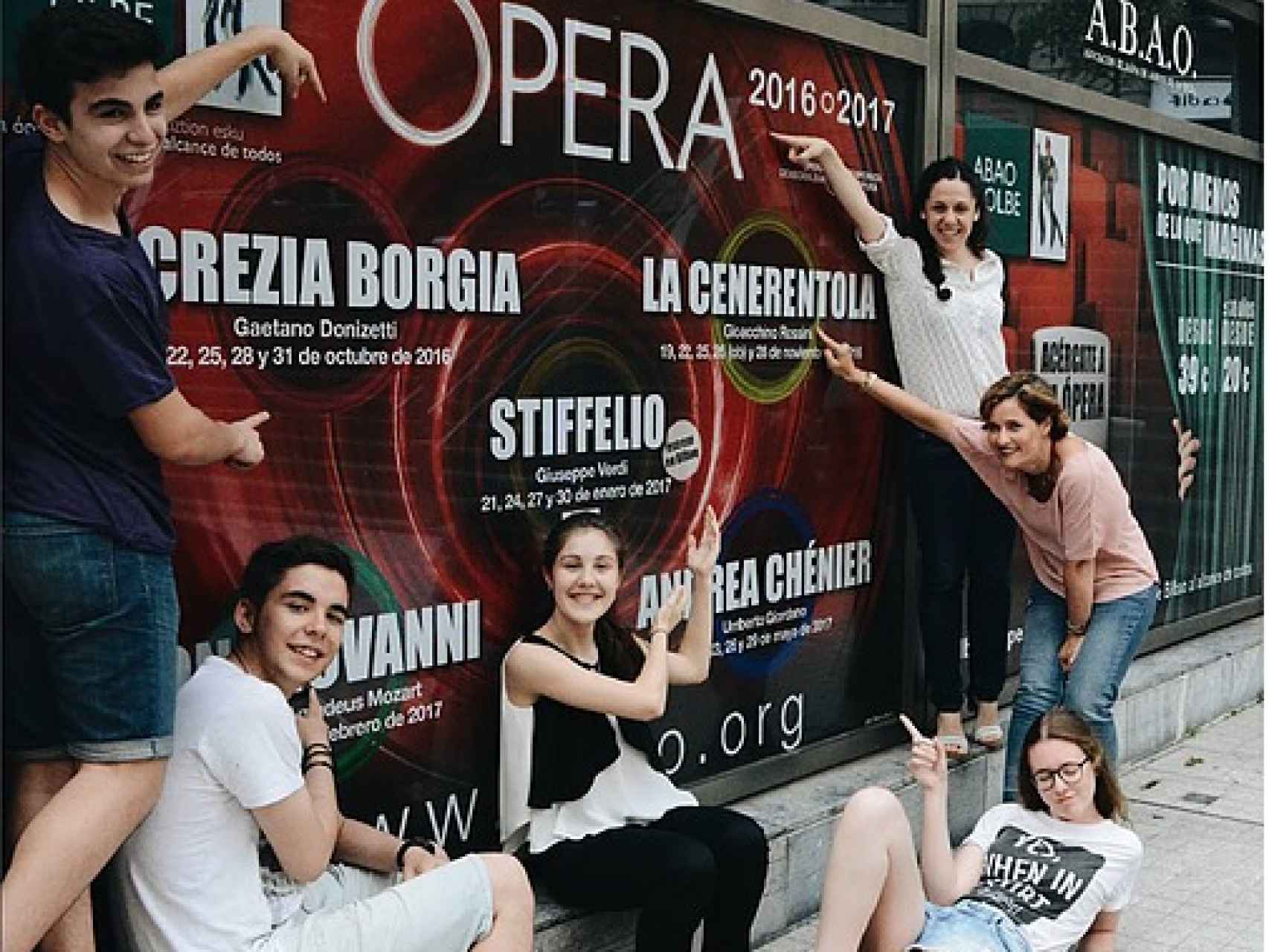 Miembros de la iniciativa Gazteam, de la Asociación Bilbaína de Amigos de la Ópera, ABAO.