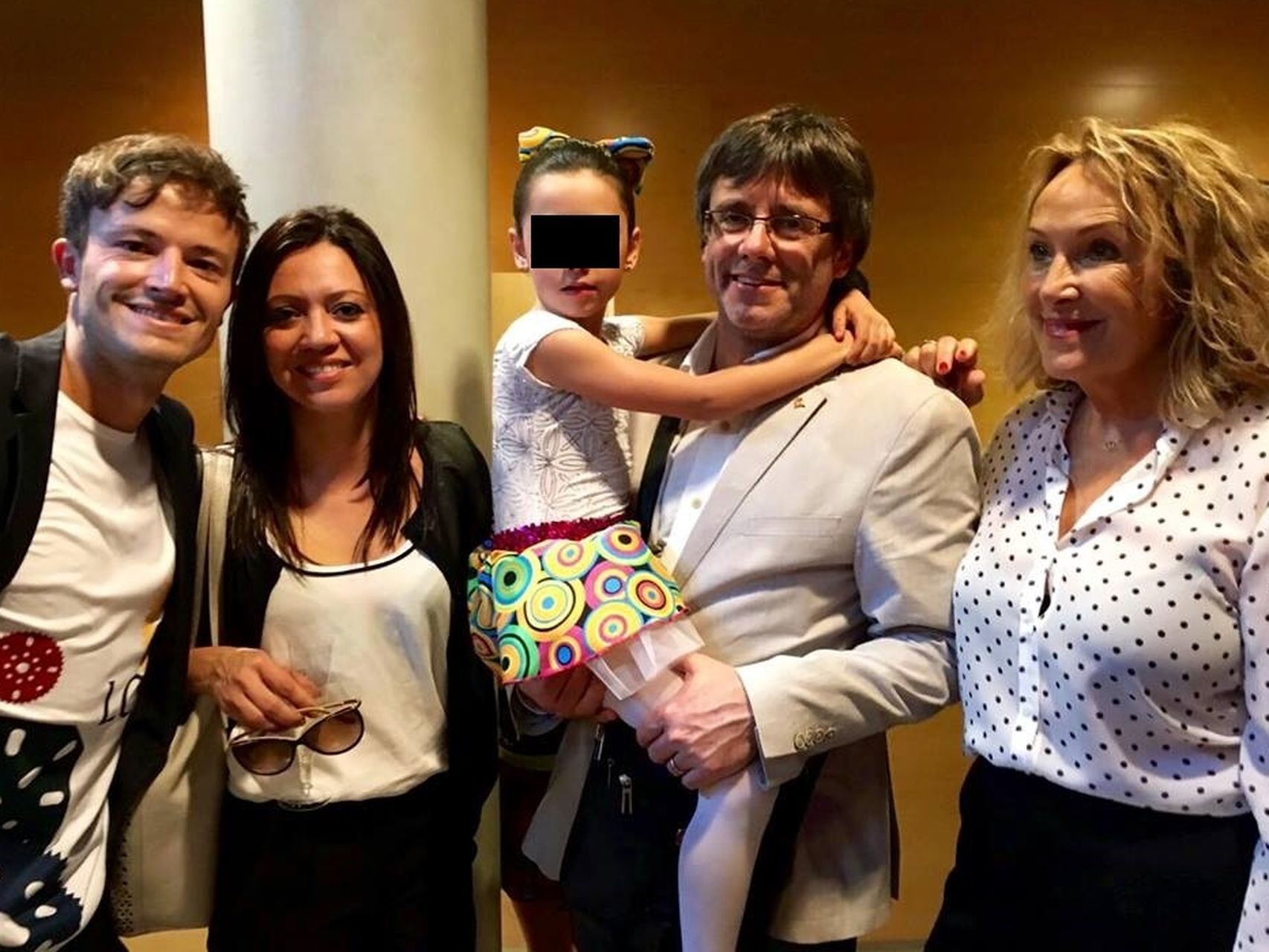 Carles Puigdemont con su hija en brazos y Marcela (con chaqueta negra) y unos amigos