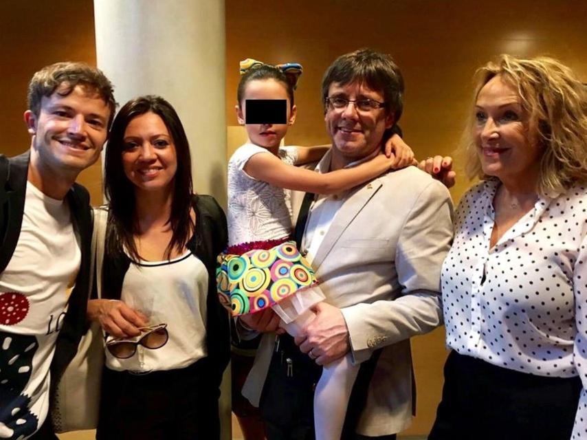 Carles Puigdemont con su hija en brazos y Marcela (con chaqueta negra) y unos amigos