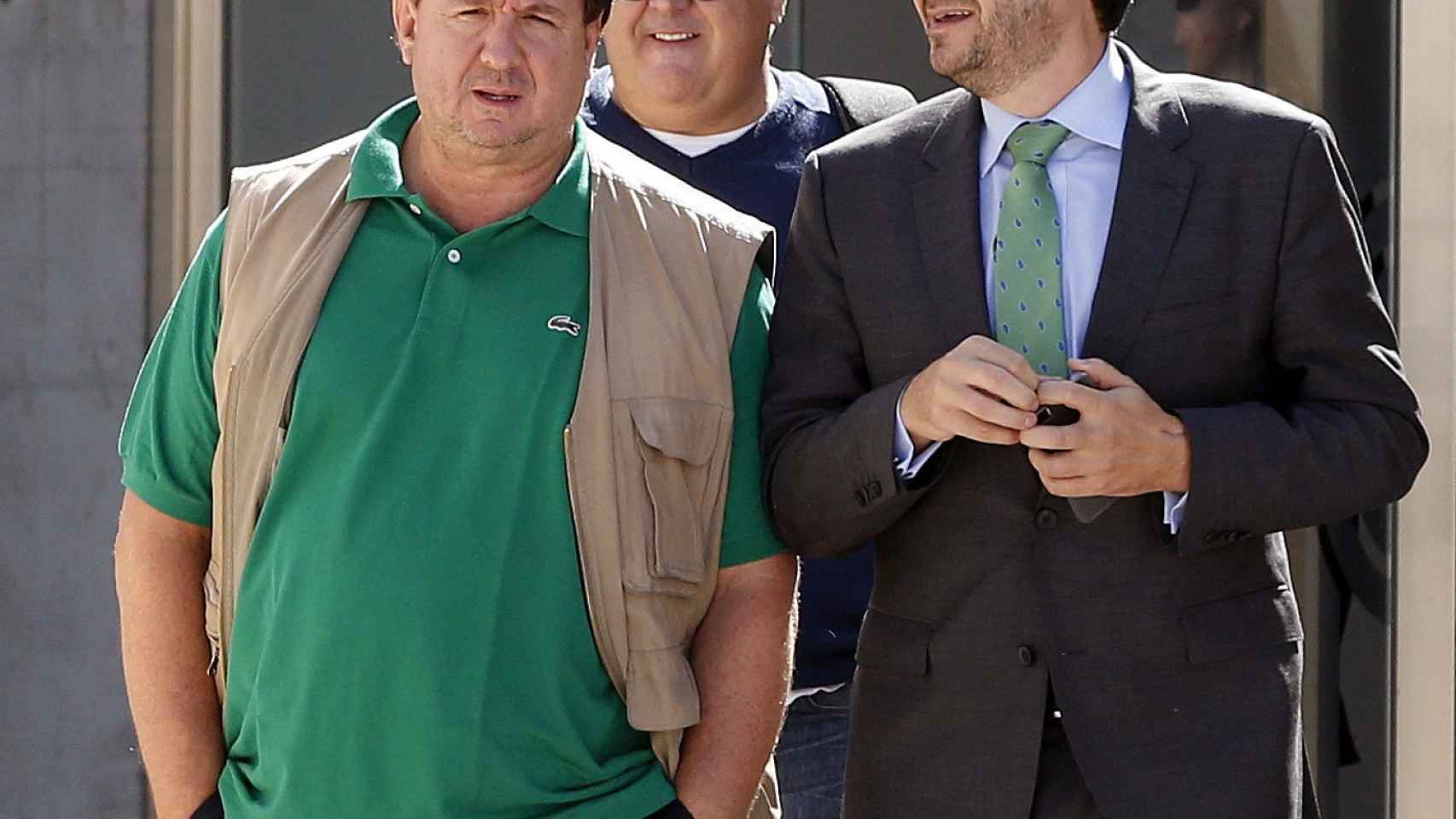 José Luis Peñas a la salida del juicio Gürtel, junto a su abogado Ángel Galindo, y el exconcejal Juan José Moreno (detrás).