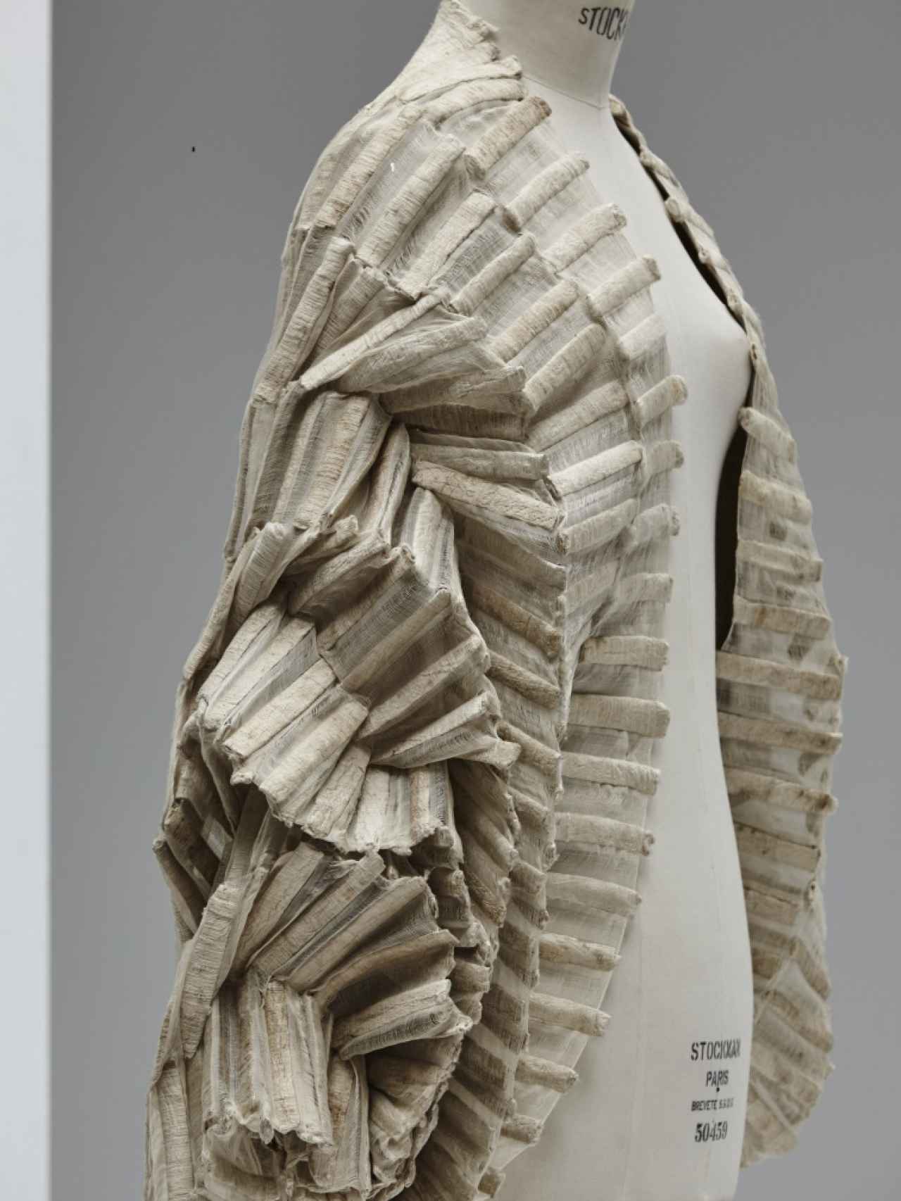 Chaqueta Seda en Bruto (1999), realizada con capullos de gusanos de seda y fibra natural.