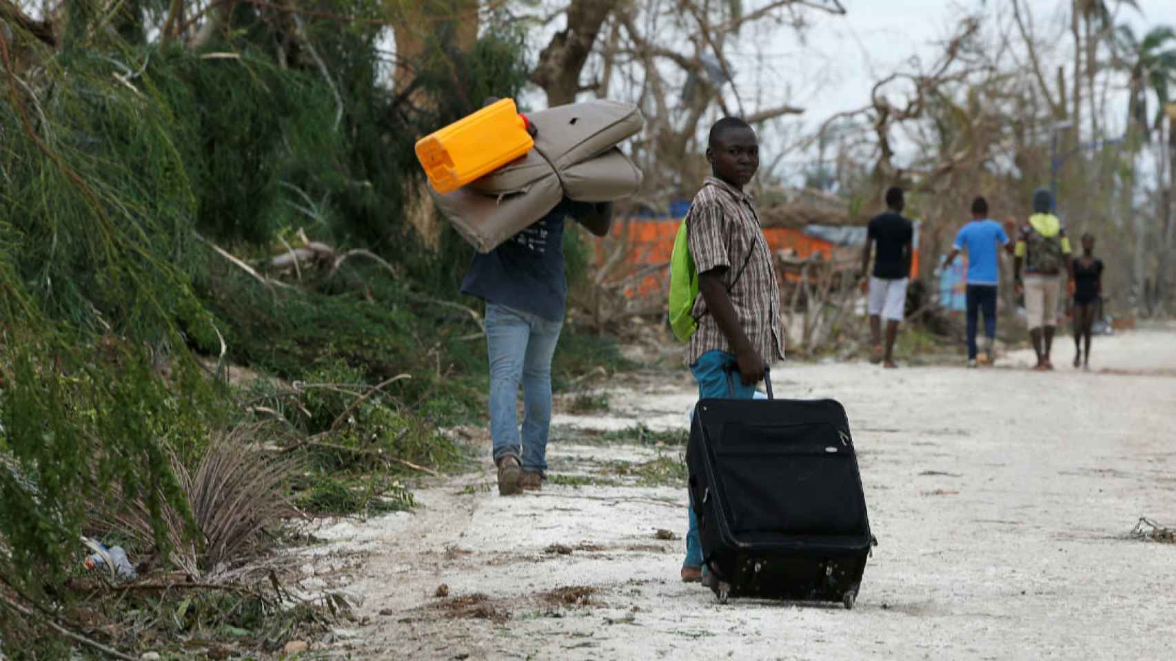 Personas recogiendo sus pertenencias después de que el huracán arrasara sus hogares en Haití.