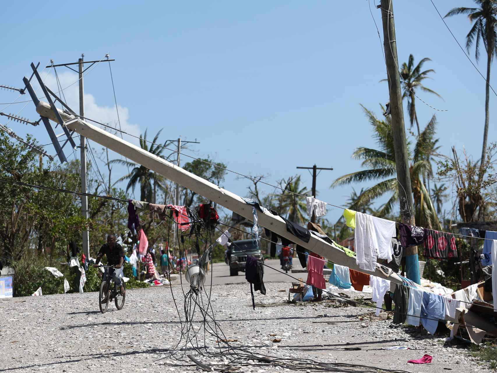 Varias personas cruzan la carretera que une Les Cayes con Chantal, la cual fue afectada durante el paso del huracán Matthew.