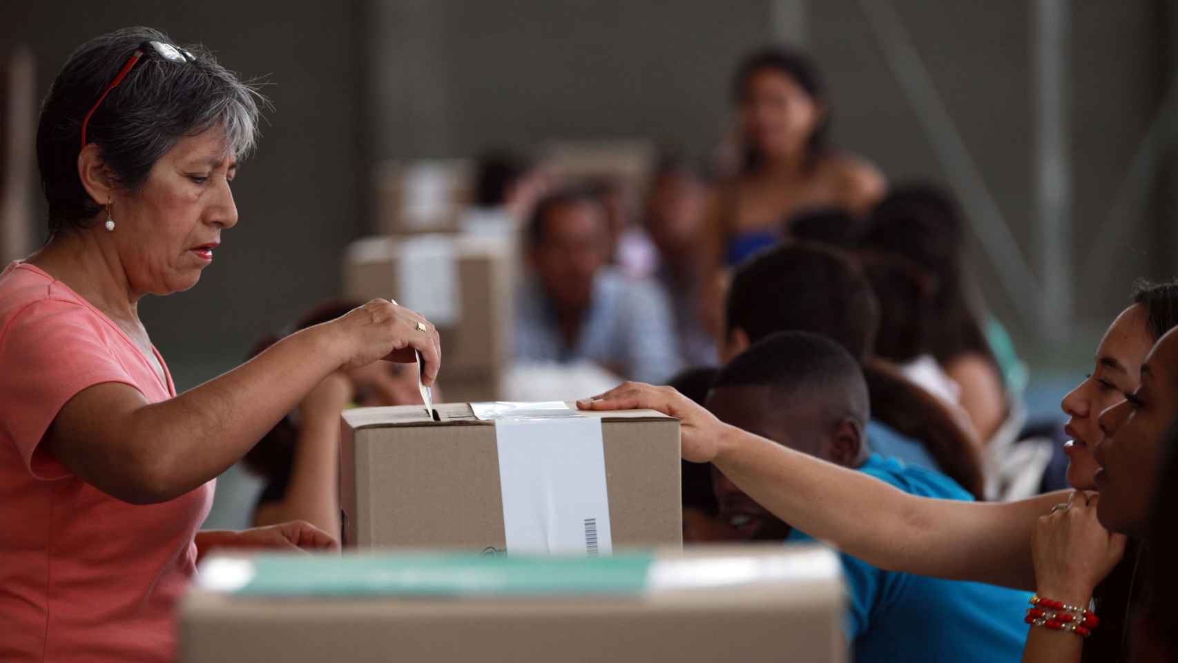Una mujer deposita su voto por el plebiscito sobre el acuerdo de paz el pasado 2 de octubre.