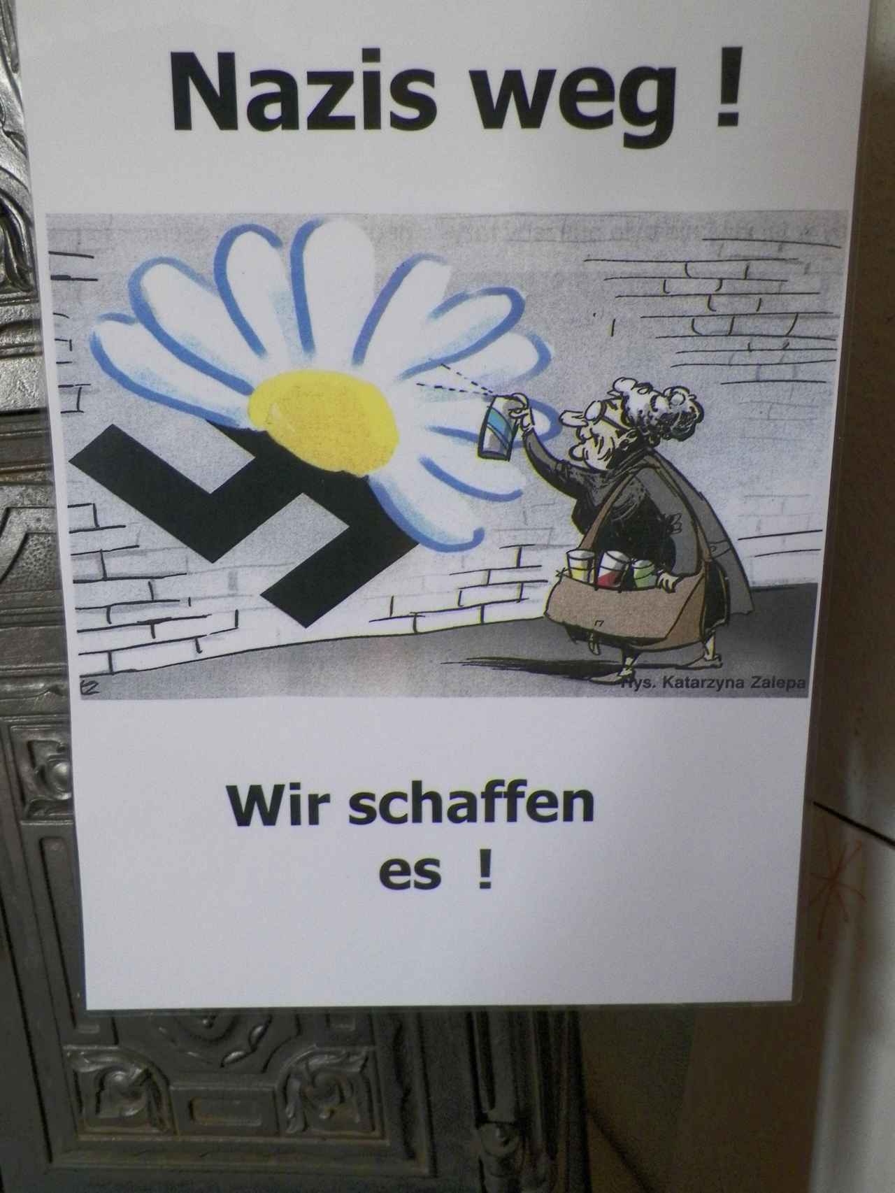 - ¡Nazis fuera! ¡Lo conseguiremos!-, dice la abuela grafitera en este cartel.