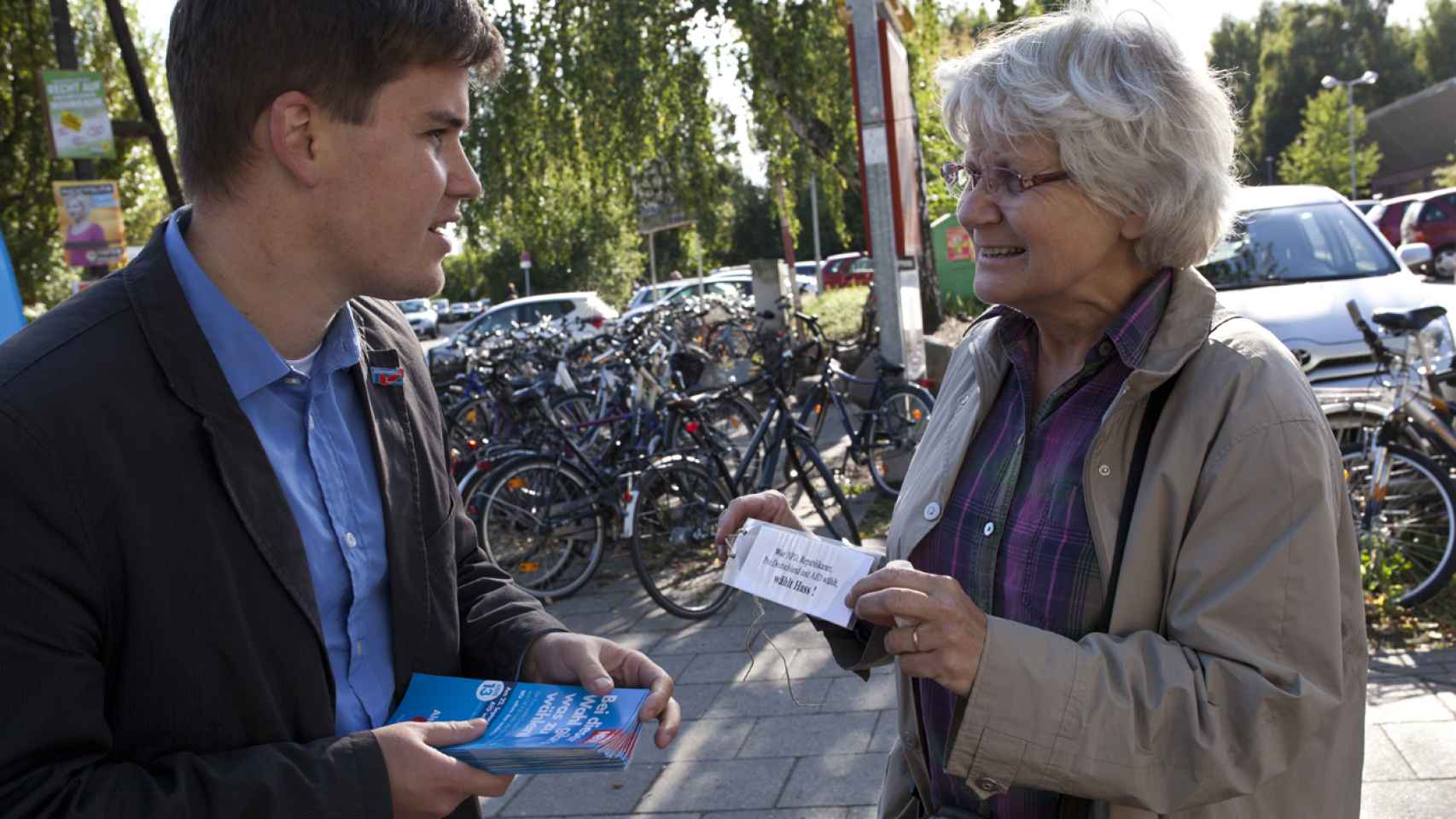 Mensah-Schramm habla con un político del partido de ultraderecha Alternativa para Alemania.